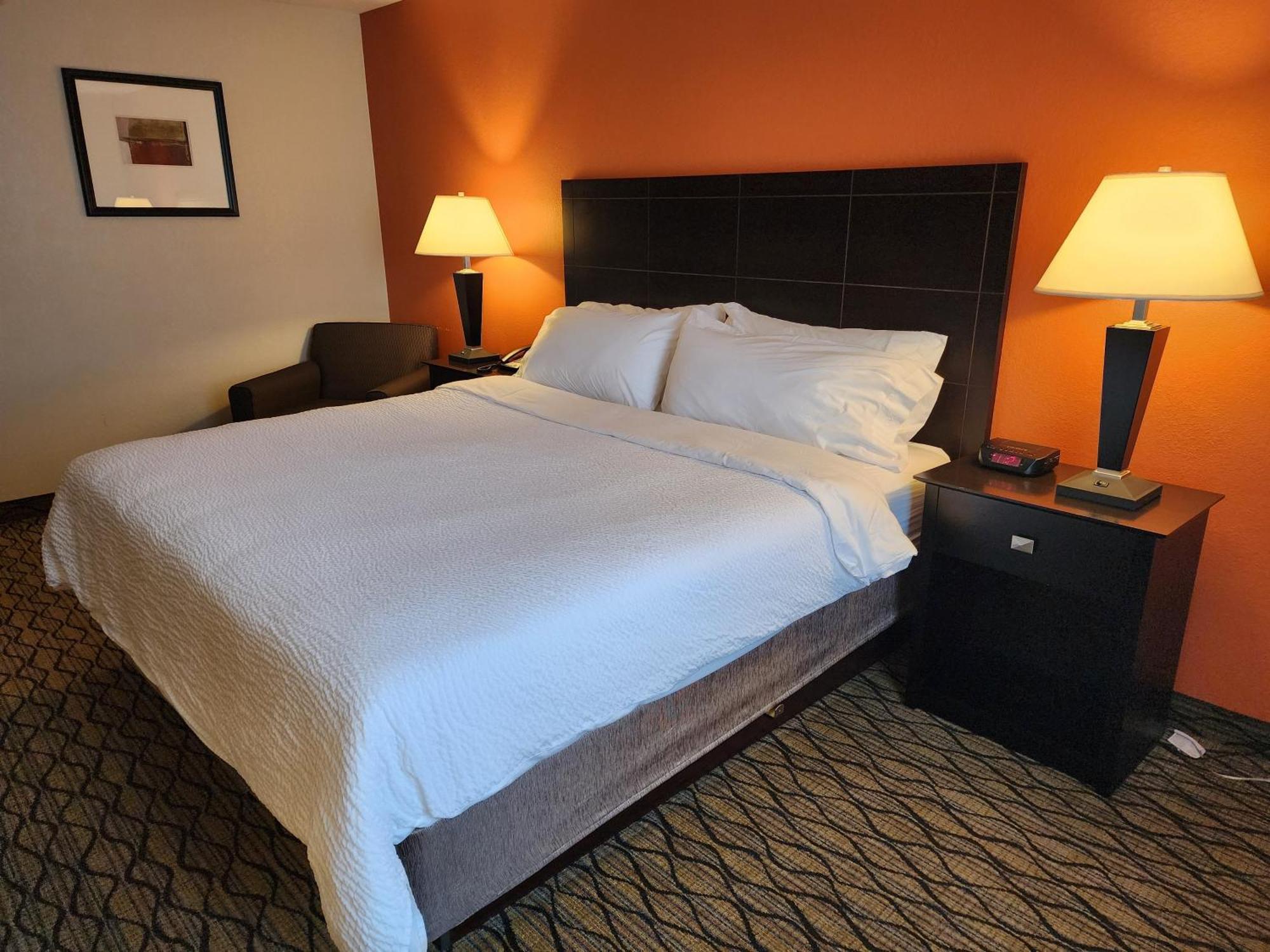 Holiday Inn Express Hotel & Suites Cadillac By Ihg Екстериор снимка