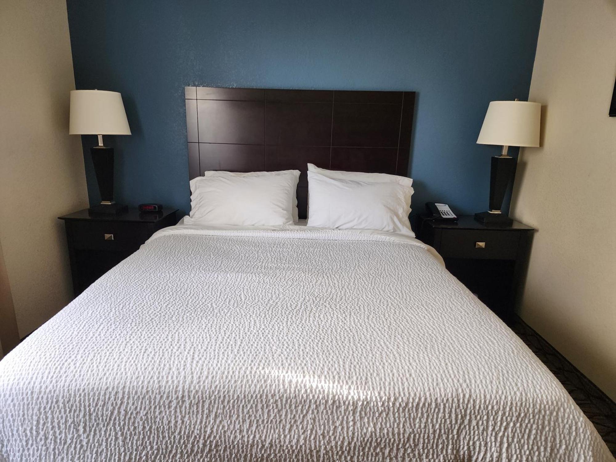 Holiday Inn Express Hotel & Suites Cadillac By Ihg Екстериор снимка