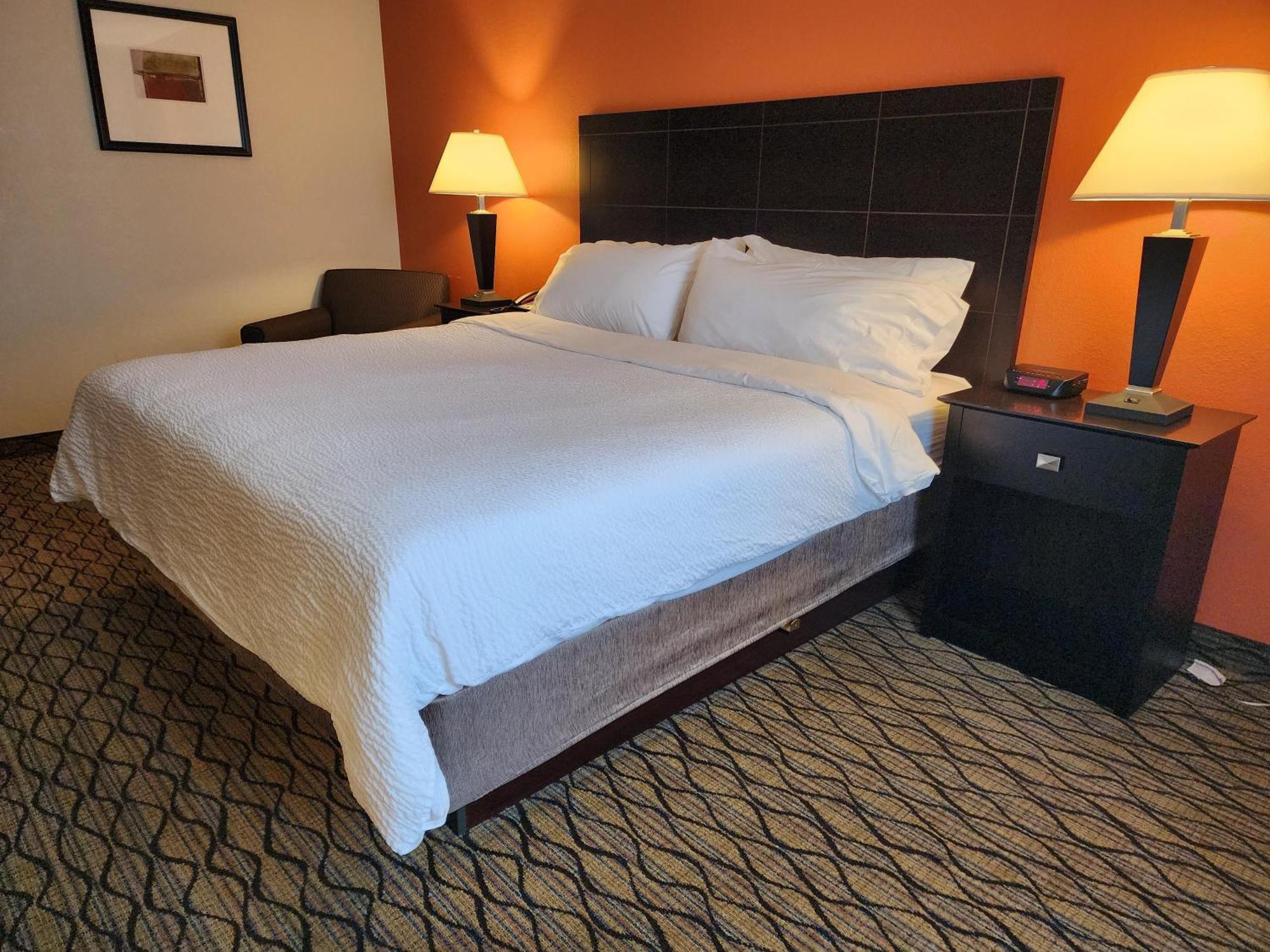 Holiday Inn Express Hotel & Suites Cadillac By Ihg Екстериор снимка