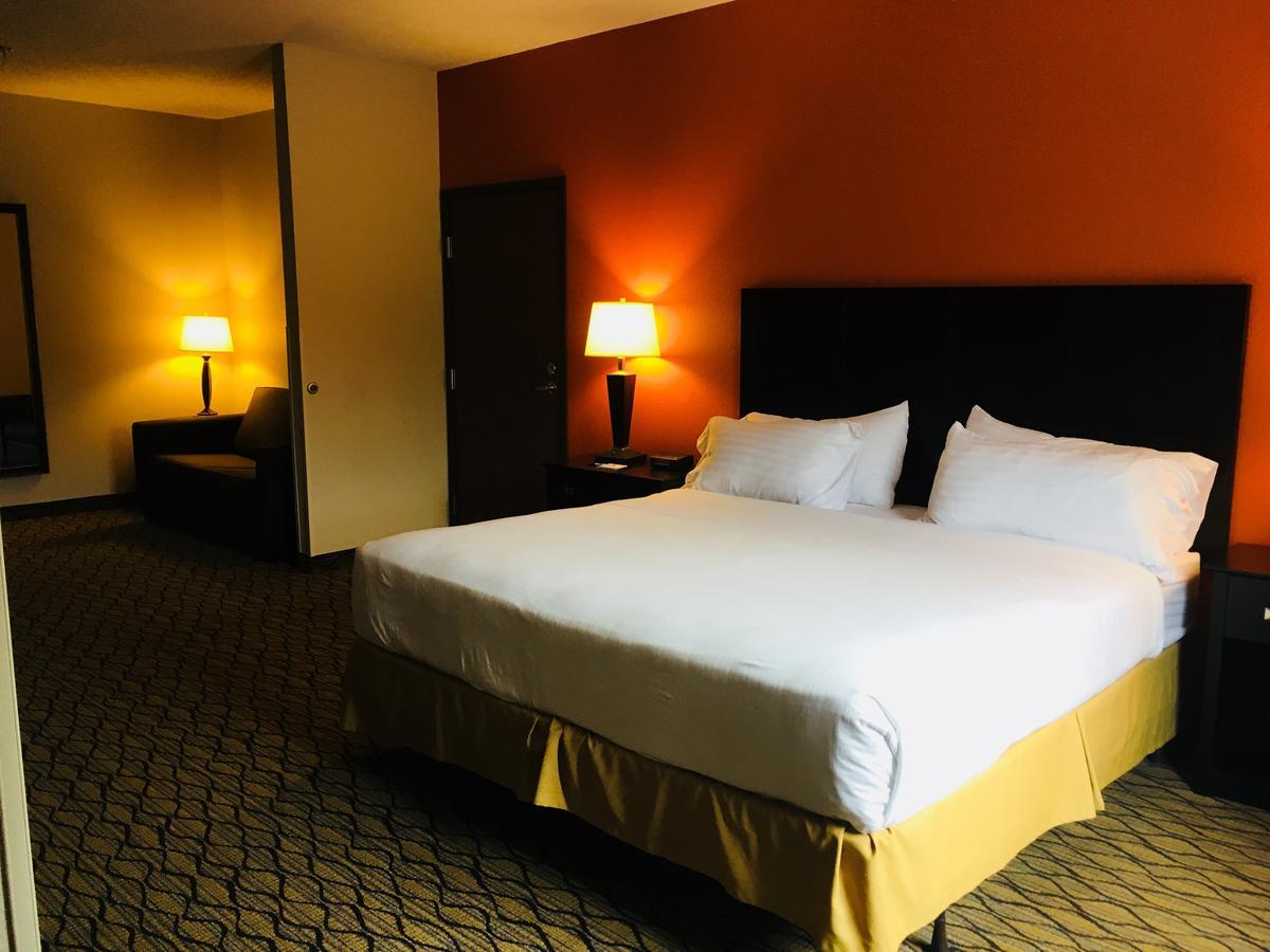 Holiday Inn Express Hotel & Suites Cadillac By Ihg Екстериор снимка