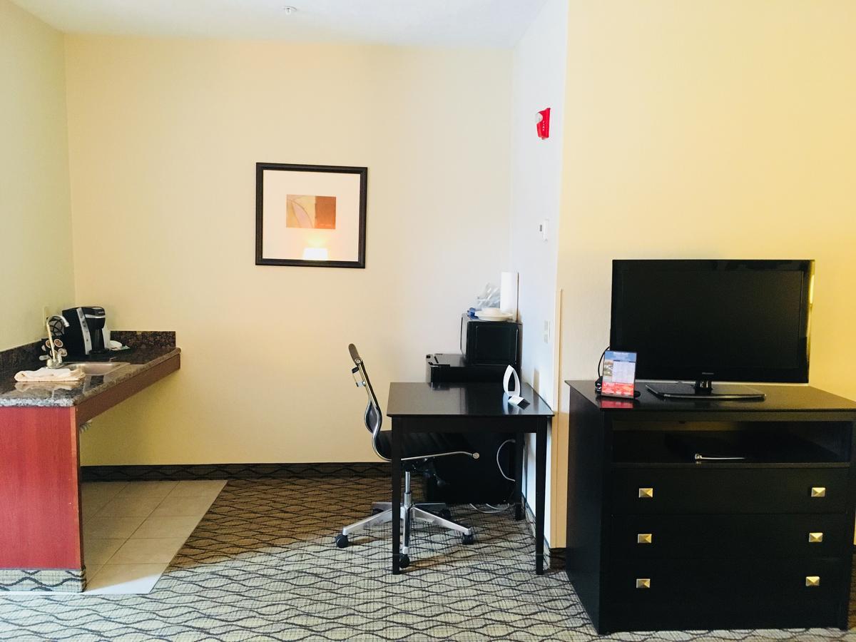 Holiday Inn Express Hotel & Suites Cadillac By Ihg Екстериор снимка