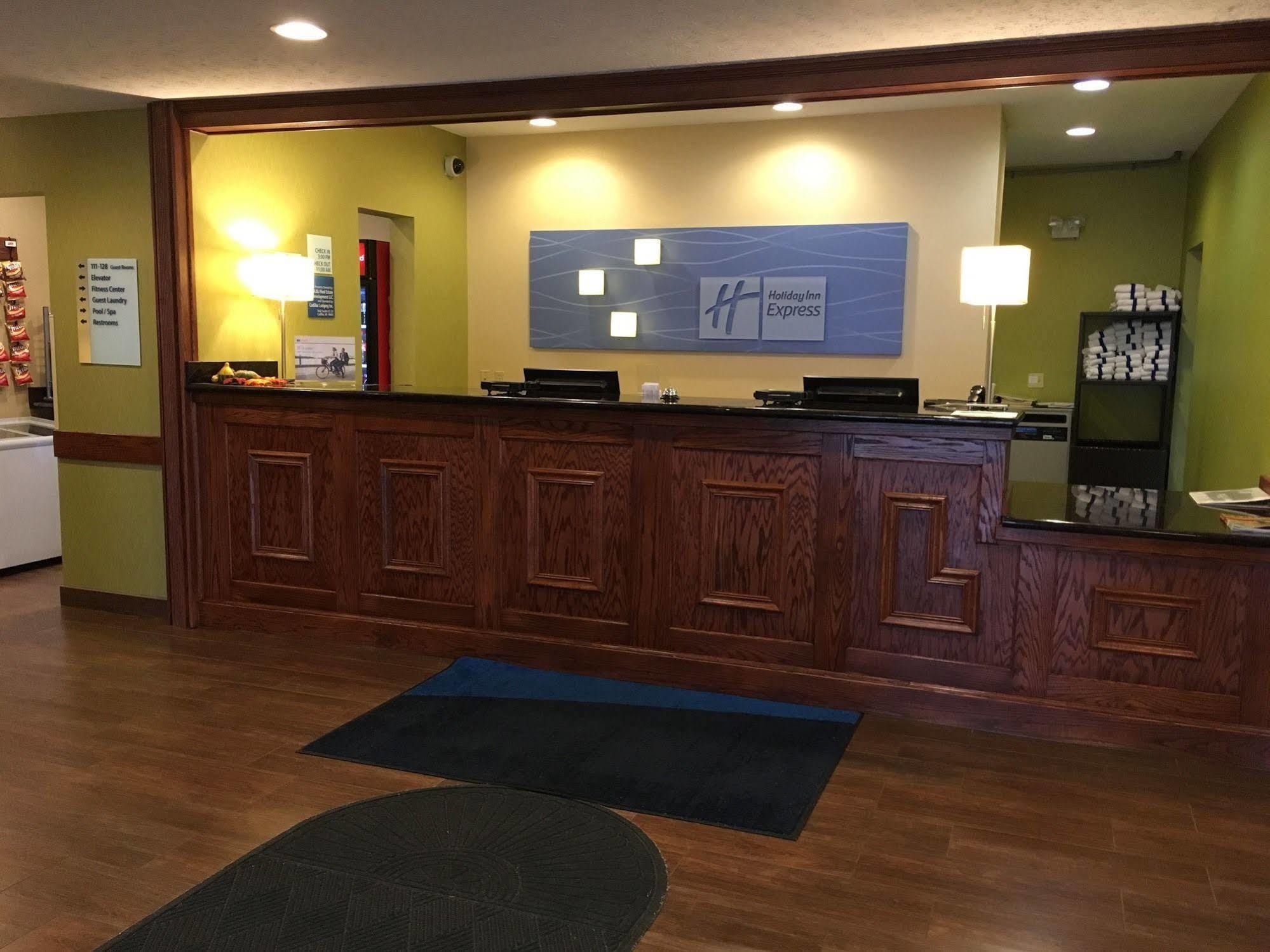 Holiday Inn Express Hotel & Suites Cadillac By Ihg Екстериор снимка